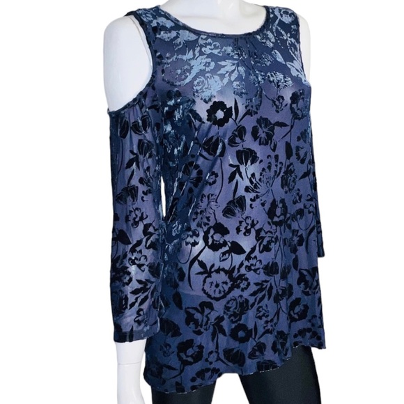 🤑 4/$24 Sunny Leigh Open Shoulder Velvet Floral Print Long Sleeve Blue Tunic - Picture 1 of 5